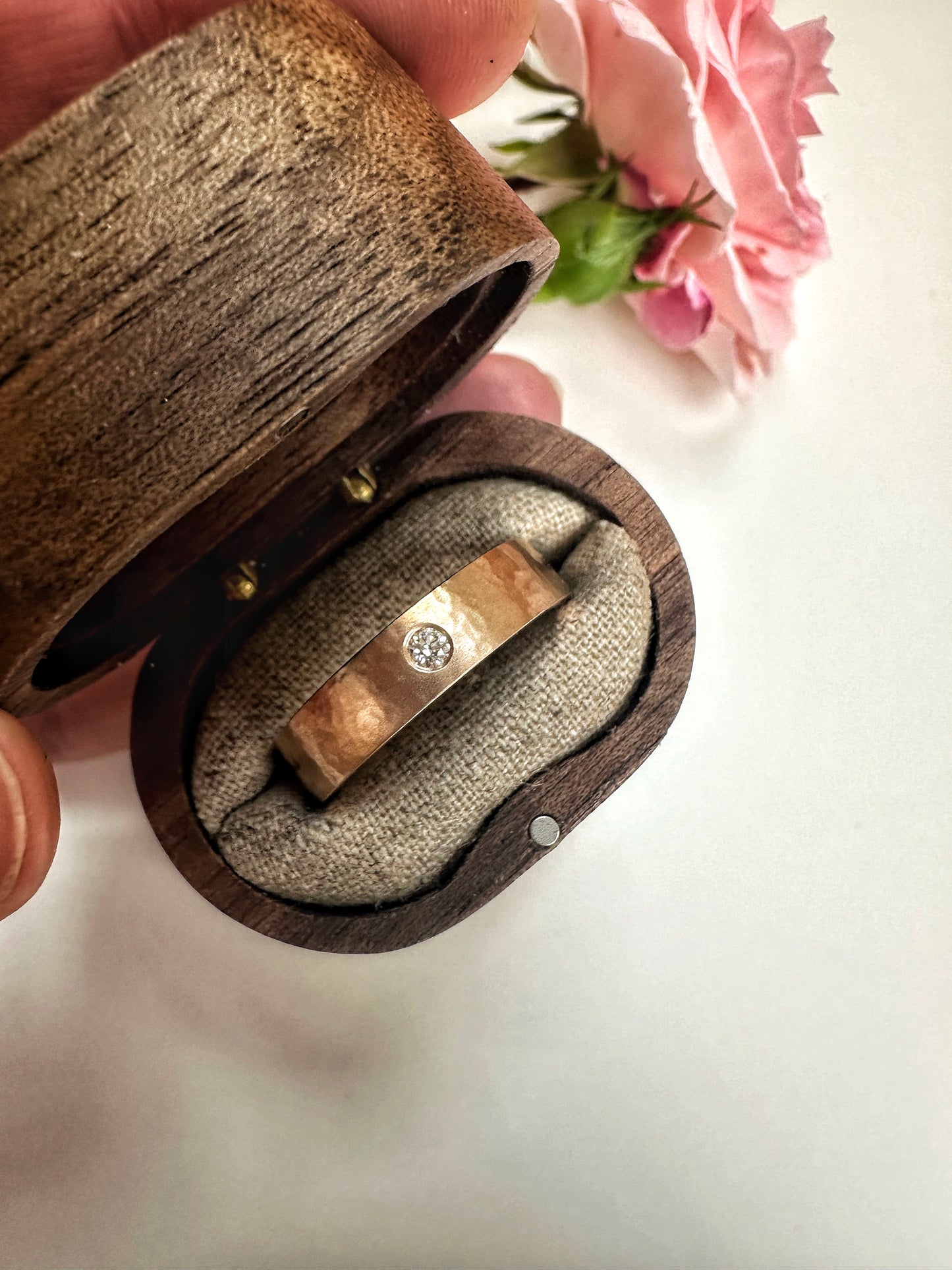 Gold Ring 9ct with Natural Diamond