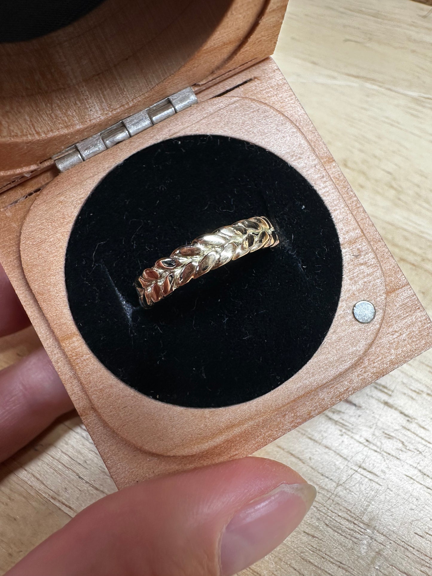 The Goddess Band 9ct Gold