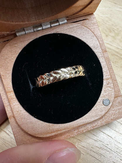 The Goddess Band 9ct Gold